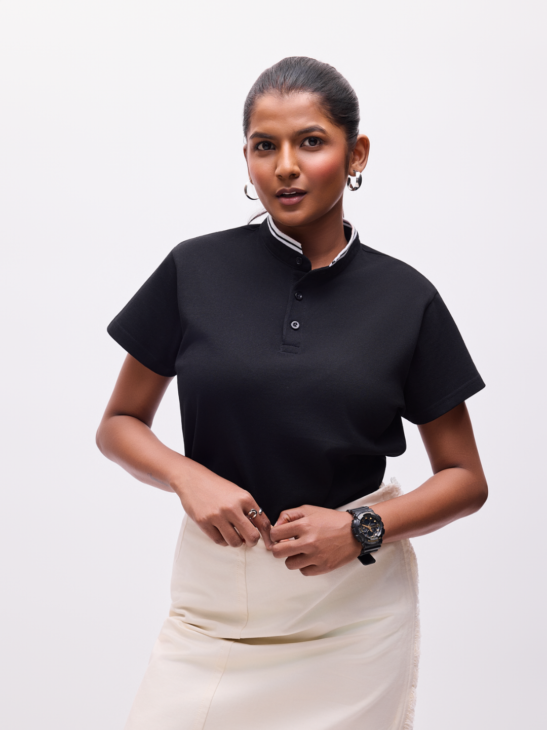 The Groove organic cotton T-shirt in black woman from front. From Backpack Stereo Soundtrack your journey